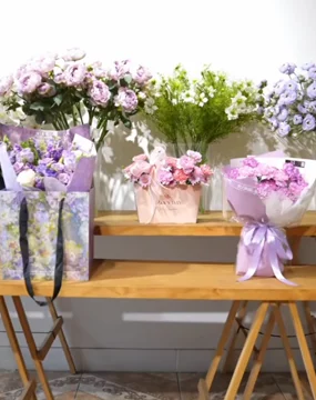 Mesa con bolsas y arreglos Mesa con bolsas y arreglos